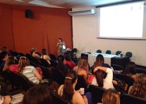 Michelle Alves fala para turma de Coronel Fabriciano. Acervo Nupad.