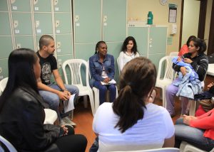 Grupo compartilha experiências sobre filhos e educação. (Crédito: Bruna Carvalho)