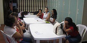Mulheres durante conversa no Centro de Educação. Foto: Rafaella Arruda.
