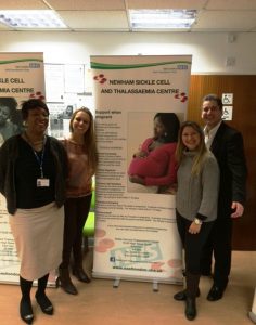 A enfermeira clínica Sekayi Tangayi, Kelen Lima, o professor Simon Dyson e Isabel Castro no centro de saúde especializado em doença falciforme e talassemia (Newham Sickle Cell Centre), em Londres. Acervo Nupad.