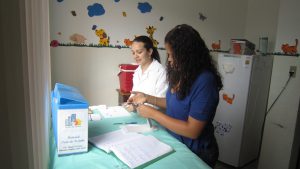 A técnica Monique Fidélis e a ACS Géssica Barbosa preparam material para realizar a coleta. Foto: Rafaella Arruda.
