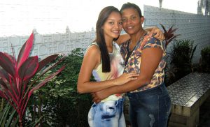 Larissa e a mãe, Regina. Foto: Rafaella Arruda.