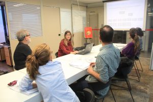 A coordenadora do Ceaps, Isabel Castro, fala sobre as atividades do Centro. Foto: Bruna Carvalho.