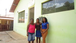 Obelina and the daughters Renilda and Ana Lúcia, in front of the UBS in Dores do José Pedro. Photo by: Rafaella Arruda. Obelina and the daughters Renilda and Ana Lúcia, in front of the UBS in Dores do José Pedro. Photo by: Rafaella Arruda.
