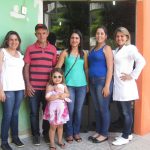 A coordenadora da Atenção Primária, Tereza Raquel; Antônio Carlos e Ana Tereza com a filha Luziana; a ACS Marilaine e a enfermeira Angélica, na UBS em Durandé. Foto: Rafaella Arruda.