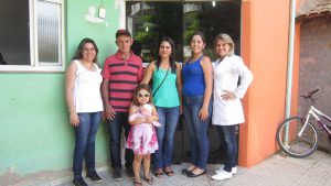 A coordenadora da Atenção Primária, Tereza Raquel; Antônio Carlos e Ana Tereza com a filha Luziana; a ACS Marilaine e a enfermeira Angélica, na UBS em Durandé. Foto: Rafaella Arruda.