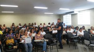 O enfermeiro do Nupad, Bernardo Romanelli, capacita equipe em Governador Valadares. Acervo Nupad.