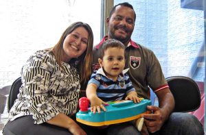 Os pais de Guilherme, Rosa Maria e Marco Rodrigues, com o filho no Ceaps. Foto: Rafaella Arruda.