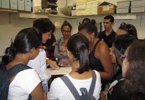 A supervisora técnica do LTN, Patrícia Fontes, apresenta os processos para triagem da doença falciforme. Acervo Nupad.