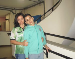 Patrícia e Pedro no ambulatório Bias Fortes (HC/UFMG), para consulta após a cirurgia. Acervo Cehmob-MG.