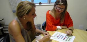 Kelen Lima e Isabel Castro participaram da tradução e adaptação da cartilha britânica. Foto: Rafaella Arruda.