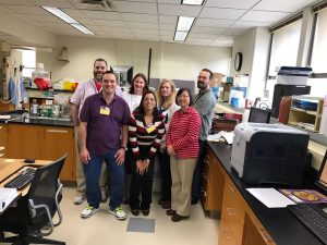 Roberto e Daniela com equipe do laboratório da Universidade de Wisconsin, coordenada pela Dra. Mei Baker.