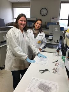 Técnica de Wisconsin, Michele, e Daniela em acompanhamento dos exames de espectrometria.