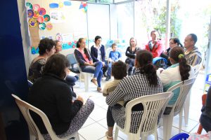 Pais e crianças em dinâmica sobre a importância do brincar. (Crédito: Bruna Carvalho)