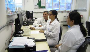 Os técnicos Luís e Cleide, de Sergipe, com a supervisora técnica do LTN, Daniela Nolasco. Foto: Rafaella Arruda.