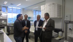 Roberto Ladeira (Laboratório Triagem Neonatal), Michel David, Cesar Caballero (Perkin Elmer) e Manuel Neiva (Hospital San Bartolomé), durante visita. Foto: Rafaella Arruda.