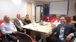 Grupo em reunião com diretor do Nupad, José Nelio Januario, e coordenadora do Ceaps, Isabel Castro. Foto: Rafaella Arruda. 