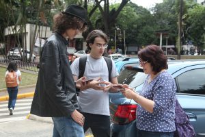 Ana Paula Pinheiro entrega folder sobre racismo e doença falciforme no Campus Saúde. Foto: Carol Morena.