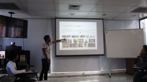 Ricardo Dias apresenta imagens ligadas ao racismo brasileiro. Foto: Rafaella Arruda. 