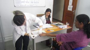 Cristiane faz a quarta coleta de sangue para a toxoplasmose. Foto: Rafaella Arruda.