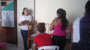 Família recebe acolhimento informativo com Graziela Maria, no Ceaps. Foto: Rafaella Arruda. 