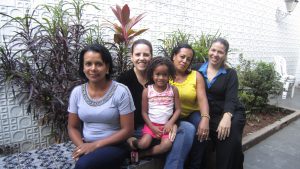 Ângela, Michelle Alves (nutricionista), Maria Gabriela, Marinete e Cláudia do Couto (psicóloga) no Ceaps. Foto: Rafaella Arruda.