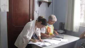 A enfermeira Carolina e a técnica de Enfermagem Irene em atendimento na Clínica da Mulher. Foto: Rafaella Arruda.
