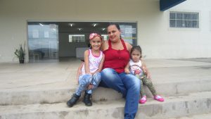 Taila com as filhas Mikaelly e Emanuelly, no Centro de Especialidades Médicas de Três Corações. Foto: Rafaella Arruda.
