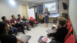 A psicóloga Adriana Oliveira fala com o grupo. Foto: Rafaella Arruda. 