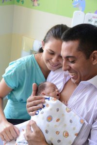 Segundo a professora, o contato pele a pele com o pai ainda é incomum. Foto: Reprodução – Ministério da Saúde