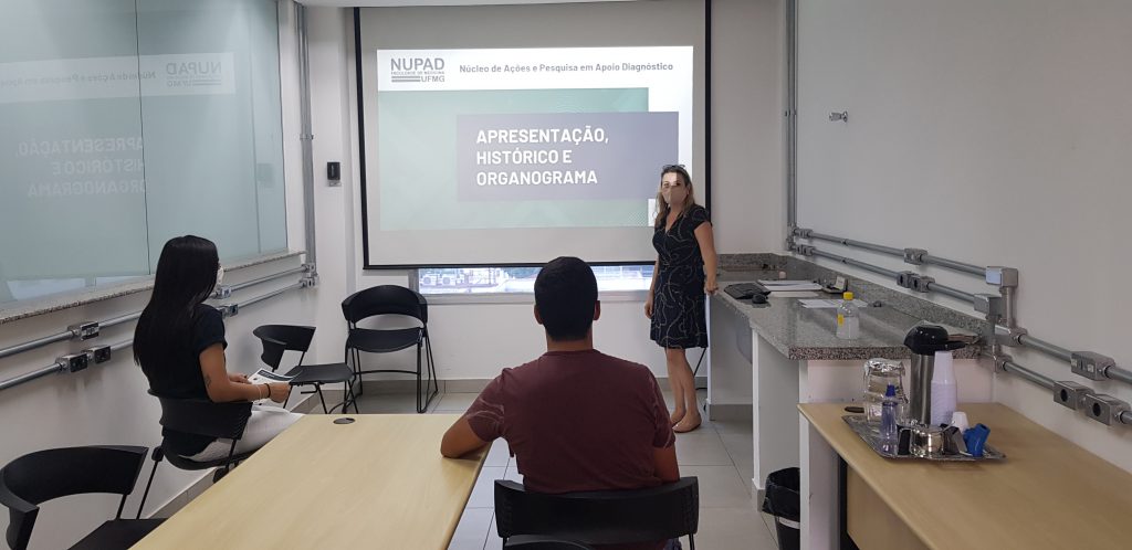 Novos colaboradores em treinamento de integração com Denise Reis, administradora geral do Nupad.